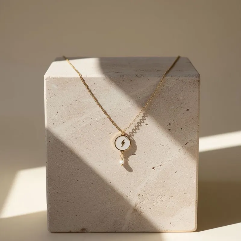 Collar Rayo sobre un bloque de piedra