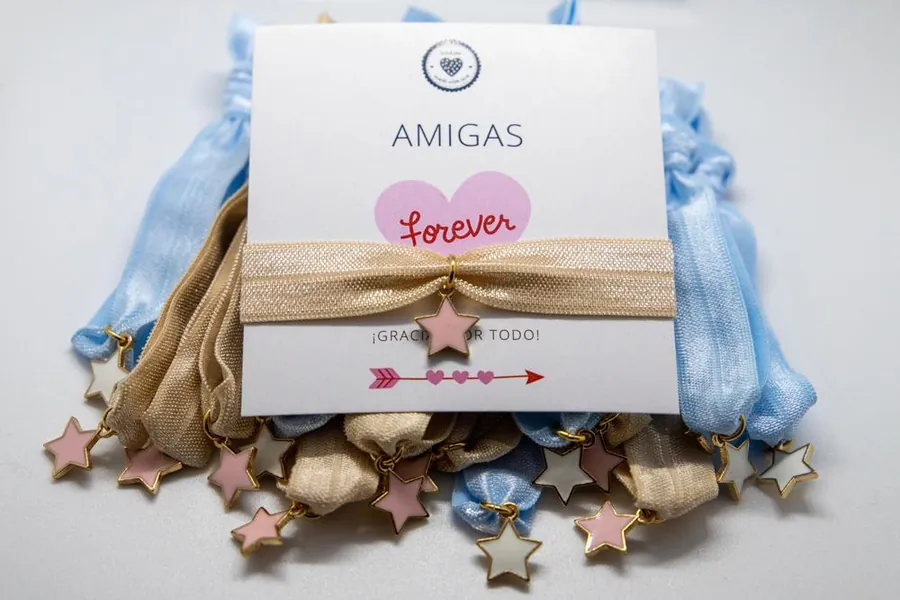 Pulseras Amigas Forever en sus tarjetas, listas para la tienda