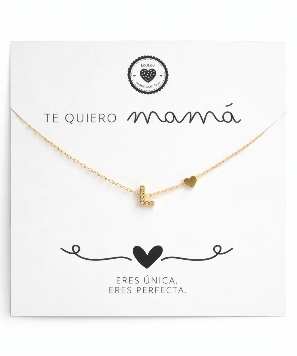 Collar con inicial y corazón sobre la tarjeta «Te quiero mamá»